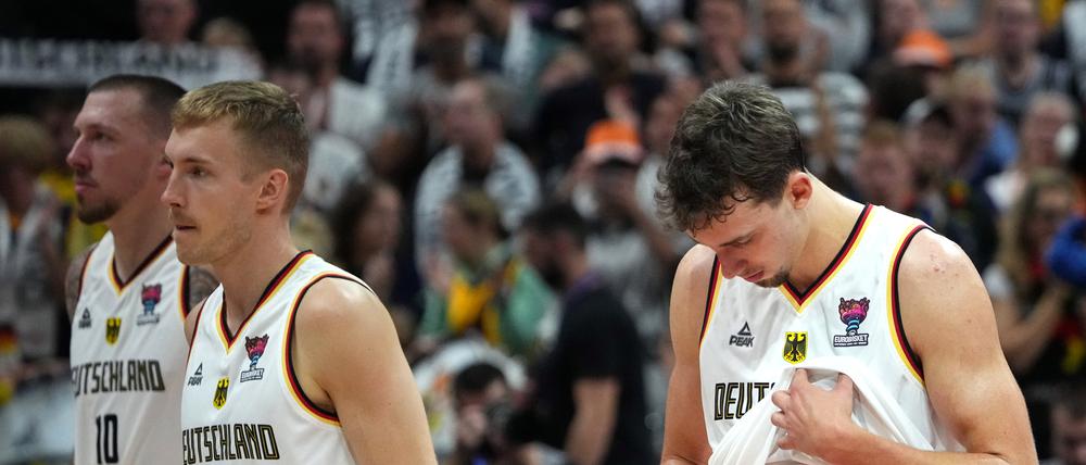 Kein Finale. Daniel Theis (von links nach rechts), Niels Giffey und Franz Wagner nach dem Spiel.