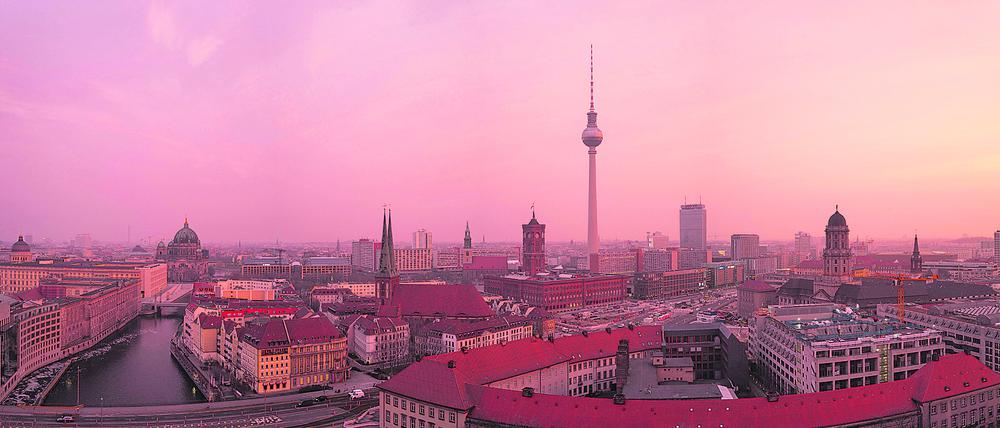 Eine besondere Lichtstimmung färbt den Himmel über Berlin mit dem Sonnenaufgang ein.
