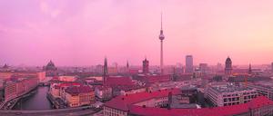 Eine besondere Lichtstimmung färbt den Himmel über Berlin mit dem Sonnenaufgang ein.