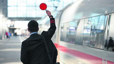 Ein Zugbegleiter am Hauptbahnhof in Münche (Archivfoto).
