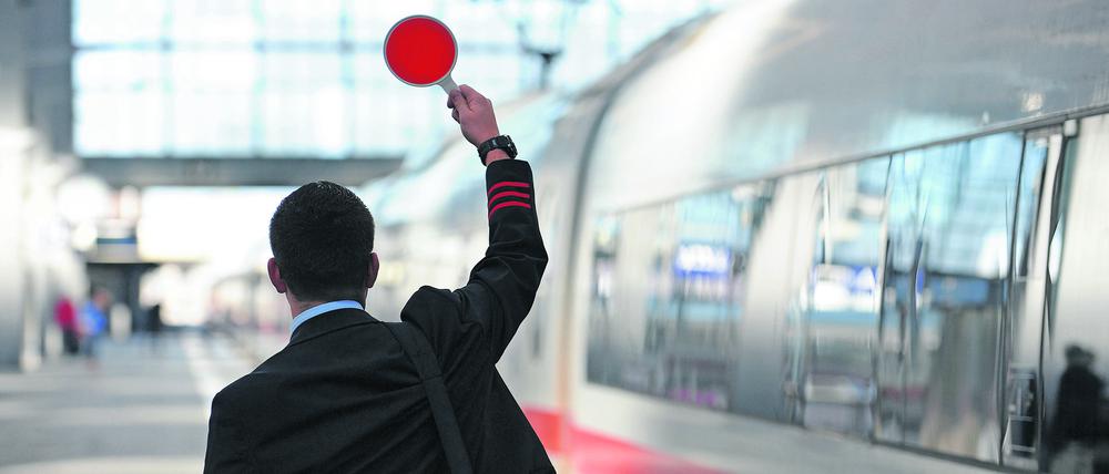 Ein Zugbegleiter am Hauptbahnhof in Münche (Archivfoto).