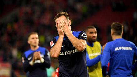 Lieber nicht hinschauen. Lucas Tousart war nach dem späten Ausgleich der Mainzer sichtlich frustriert.