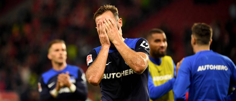 Lieber nicht hinschauen. Lucas Tousart war nach dem späten Ausgleich der Mainzer sichtlich frustriert.