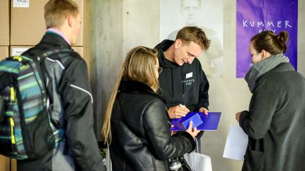 Felix Kummer mit Fans  vor seinem Plattenladen in Chemnitz.