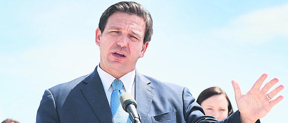 Floridas Gouverneur Ron DeSantis bei einer Pressekonferenz am 08. April 2021 in Miami, Florida.