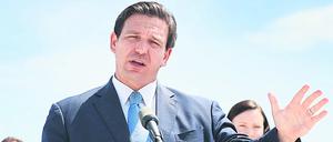 
Floridas Gouverneur Ron DeSantis bei einer Pressekonferenz am 08. April 2021 in Miami, Florida. 