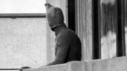 Ein Bild, das im kollektiven Gedächtnis verankert ist: ein vermummter Terrorist auf dem Balkon des israelischen Mannschaftsquartiers im Olympischen Dorf der Münchner Sommerspiele von 1972.