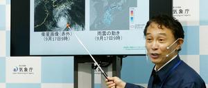 Der Direktor der Vorhersageabteilung der Japanischen Meteorologischen Agentur bei einer Pressekonferenz zum Taifun Nanmadol. (Archivbild)