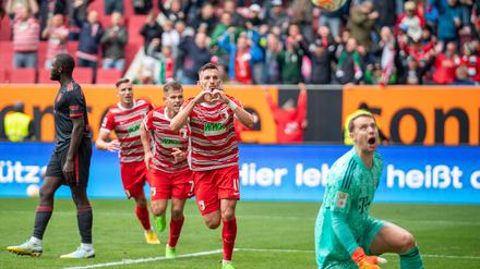 Augsburgs Mergim Berisha (Mi.) brachte sein Team in Führung.