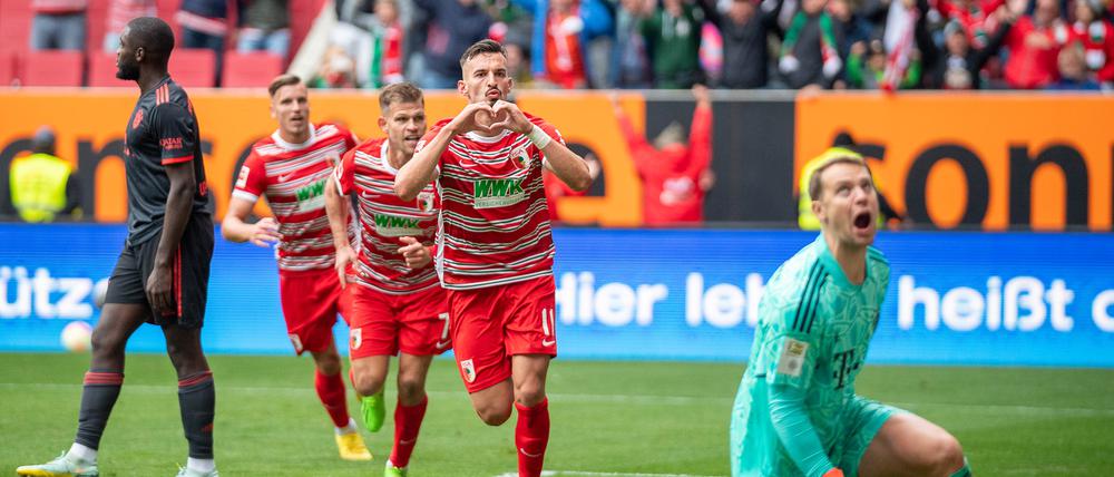 Augsburgs Mergim Berisha (Mi.) brachte sein Team in Führung.