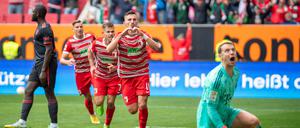 Augsburgs Mergim Berisha (Mi.) brachte sein Team in Führung.