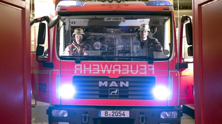 Löschfahrzeug der Feuerwache 1300 in Oderberger Strasse in Berlin-Prenzlauer Berg Fahrzeuge der Berliner Feuerwehr