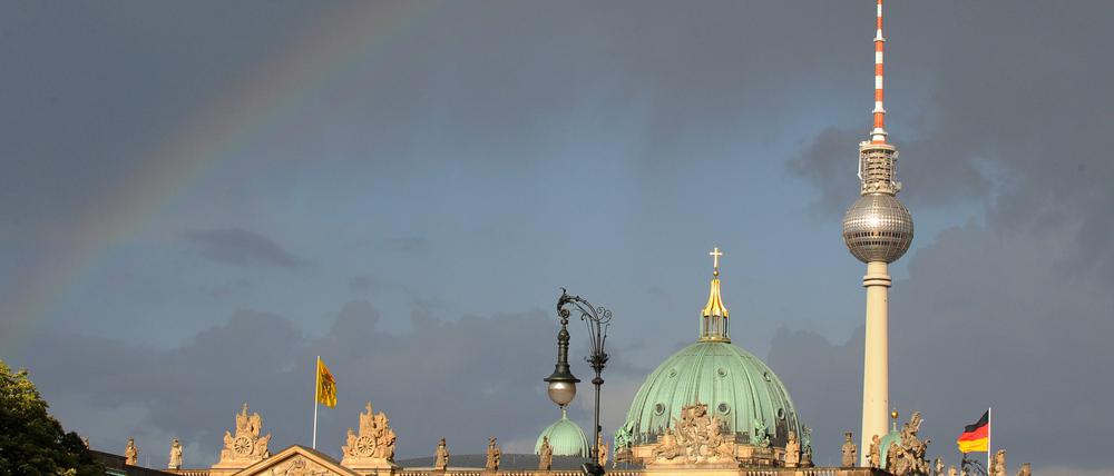 Ein Regenbogen ist über dem Deutschen Historischen Museum und den Spitzen von Dom und Fernsehturm in Berlin.