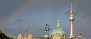Ein Regenbogen ist über dem Deutschen Historischen Museum und den Spitzen von Dom und Fernsehturm in Berlin.