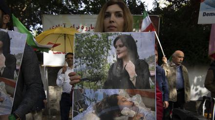 Mitglieder des Nationalen Widerstandsrates Iran (NWRI) demonstrieren vor der iranischen Botschaft in Berlin.