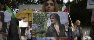 Exil-Iraner protestieren vor der iranischen Botschaft in Berlin.