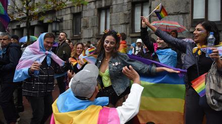Feiernde Menschen bei der Europride-Parade in Belgrad.