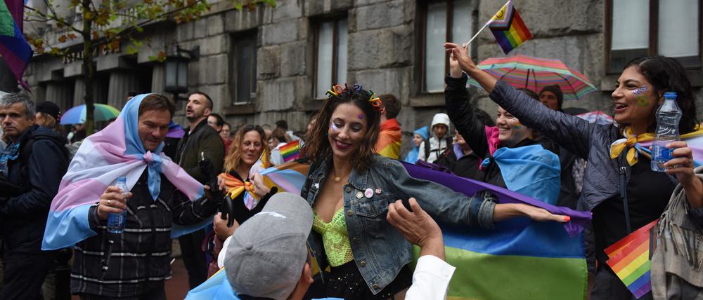 Feiernde Menschen bei der Europride-Parade in Belgrad.