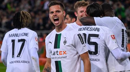 Grund zur Freude. Borussias Neuzugang Julian Weigl machte mit seiner Mannschaft ein überragendes Spiel.