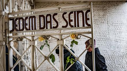 Erinnern und Mahnen. Inschrift am Tor des ehemaligen Konzentrationslager Buchenwald, das heute Gedenkort an NS-Verbrechen ist. 