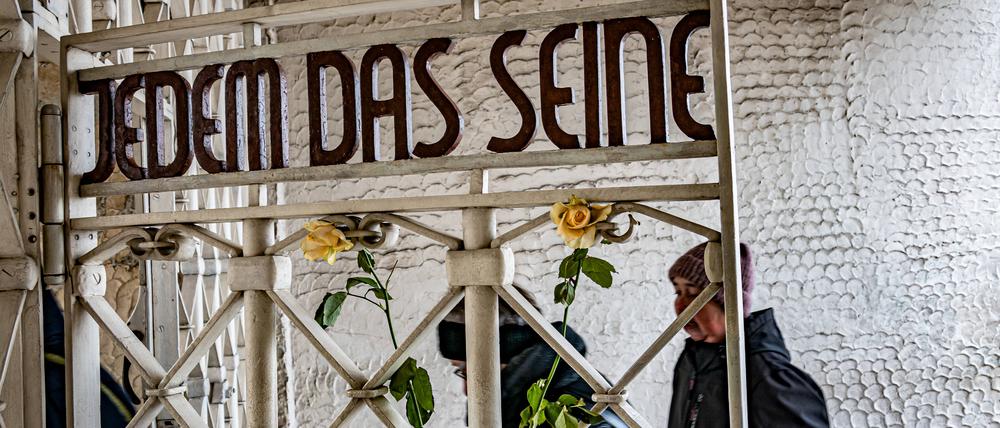 Erinnern und Mahnen. Inschrift am Tor des ehemaligen Konzentrationslager Buchenwald, das heute Gedenkort an NS-Verbrechen ist. 