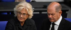 Bundesverteidigungsministerin Christine Lambrecht (l.) und Bundeskanzler Olaf Scholz bei einer Bundestagsdebatte (Archivbild).