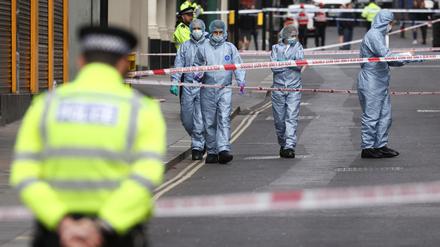 Gerichtsmediziner und Polizisten am Tatort in der Nähe des Leicester Square (London) am 16. September 2022.