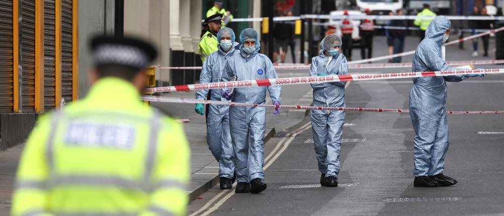 Gerichtsmediziner und Polizisten am Tatort in der Nähe des Leicester Square (London) am 16. September 2022.