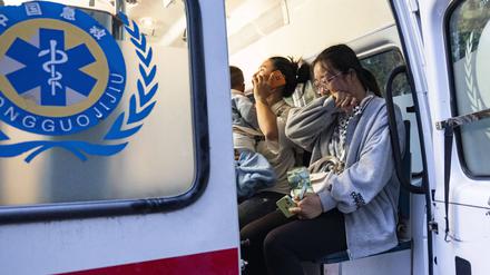Eine Frau in einem Krankenwagen in der Stadt Ya (Provinz Sichuan) nach einem Erdbeben am 6. September 2022 (Symbolbild). 