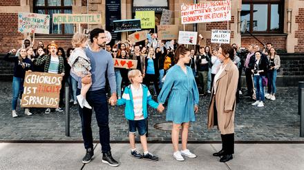 Vermeintliche Kindeswohlgefährdung: Weil Simon (Benjamin Piwko) und Conny (Anne Zander) eine Operation für ihre gehörlose Tochter Mila (Della Pfeffer) ablehnen, landen sie vor Gericht. Dort soll Richterin Helbig (Claudia Michelsen, re.) entscheiden.