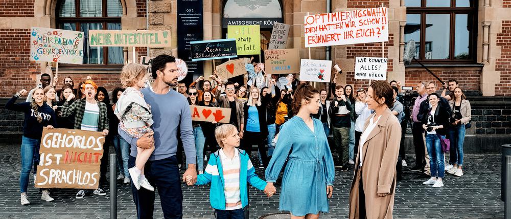 Vermeintliche Kindeswohlgefährdung: Weil Simon (Benjamin Piwko) und Conny (Anne Zander) eine Operation für ihre gehörlose Tochter Mila (Della Pfeffer) ablehnen, landen sie vor Gericht. Dort soll Richterin Helbig (Claudia Michelsen, re.) entscheiden.