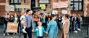 Vermeintliche Kindeswohlgefährdung: Weil Simon (Benjamin Piwko) und Conny (Anne Zander) eine Operation für ihre gehörlose Tochter Mila (Della Pfeffer) ablehnen, landen sie vor Gericht. Dort soll Richterin Helbig (Claudia Michelsen, re.) entscheiden.