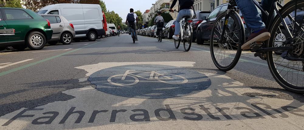 Auf der Ossietzkystraße in Pankow sind die Radfahrer in der Mehrheit, aber den meisten Platz haben die Autos.