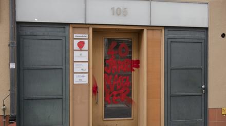Der beschmierte Eingang zum Büro der Deutsch-Israelischen Gesellschaft (DIG) in der Berliner Littenstraße.
