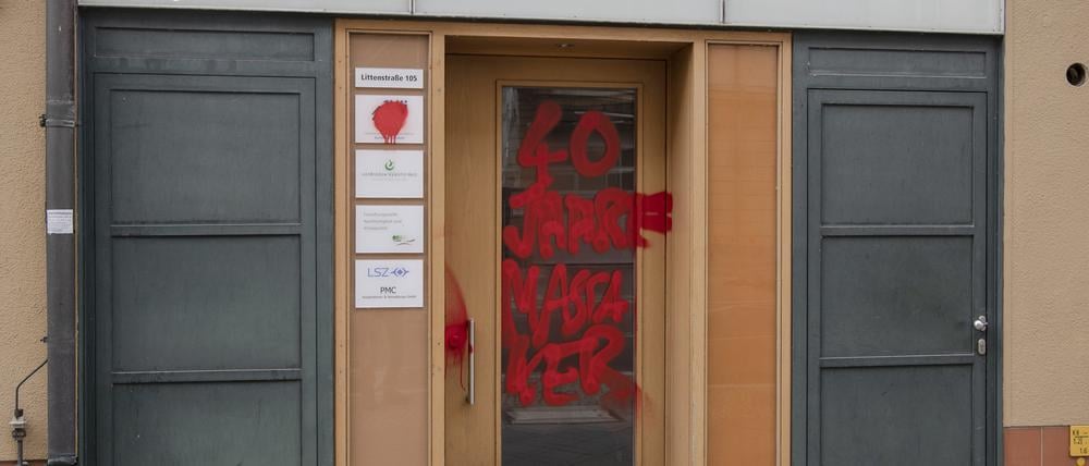 Der beschmierte Eingang zum Büro der Deutsch-Israelischen Gesellschaft (DIG) in der Berliner Littenstraße.