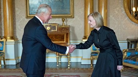 Der neue König Charles III. empfängt die neue Regierungschefin Liz Truss im Buckingham Palace.