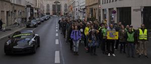 18.09.2022, Berlin: «Dienstwagen» steht auf einem Porsche 911 bei einer Protestaktion der Umweltschutz-Organisation Greenpeace vor der FDP-Bundeszentrale. Nach Informationen von Greenpeace kostet die Förderung eines Porsche 911 als Dienstwagen dem Staat so viel Geld wie der Zuschuss zu 50 Klimatickets für einen Jahrespreis von maximal 365 Euro. Um das Verhältnis bildhaft zu dokumentieren, hatte Greenpeace auf der gesperrten Reinhardtstraße auf einer Fahrspur den pkw platziert, auf der anderen Seite standen die Aktivisten. Foto: Paul Zinken/dpa +++ dpa-Bildfunk +++