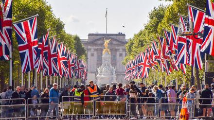 Schaulustige versammeln sich auf der Mall