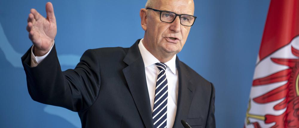 Dietmar Woidke (SPD), Ministerpräsident von Brandenburg, nimmt an einer Pressekonferenz nach einer Sondersitzung des Kabinett Brandenburg zum Thema Energie- und Versorgungssicherheit teil. 