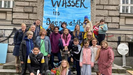 Schüler und Eltern der Bürgermeister-Herz-Grundschule forderten beim Aktionstag „Wasser ins Baerwaldbad“ die Rettung des Bades. Die Schule könnte die Räume sowohl für eine Mensa, als auch für das Schulschwimmen sehr gut gebrauchen. 