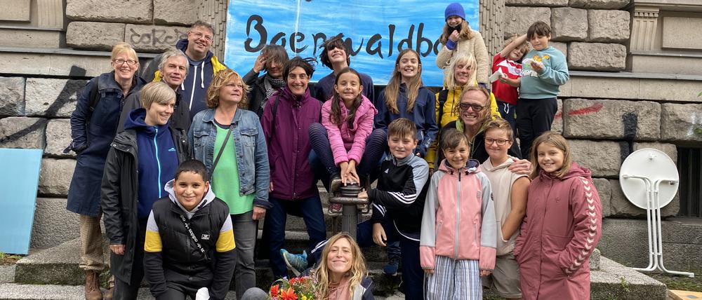 Schüler und Eltern der Bürgermeister-Herz-Grundschule forderten beim Aktionstag „Wasser ins Baerwaldbad“ die Rettung des Bades. Die Schule könnte die Räume sowohl für eine Mensa, als auch für das Schulschwimmen sehr gut gebrauchen.