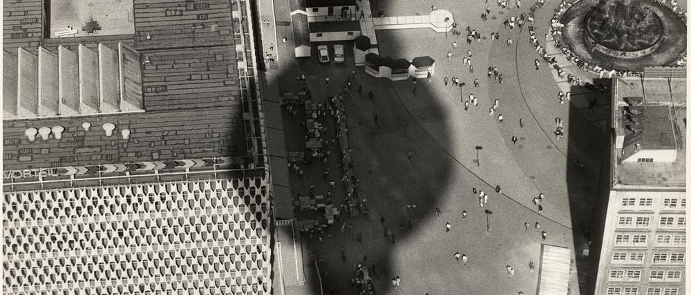 Blick vom Fernsehturm auf den Alexanderplatz aus Maria Sewcz’ Fotoserie „inter esse“ (1985-1987).