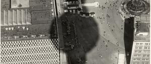  Blick vom Fernsehturm auf den Alexanderplatz aus Maria Sewcz’ Fotoserie „inter esse“ (1985-1987). 