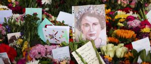 Blumen und Briefe liegen nahe Schloss Windsor in Gedenken an die Queen.