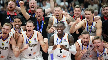 Am Ziel. Die deutschen Basketballer mit ihren Bronzemedaillen. 