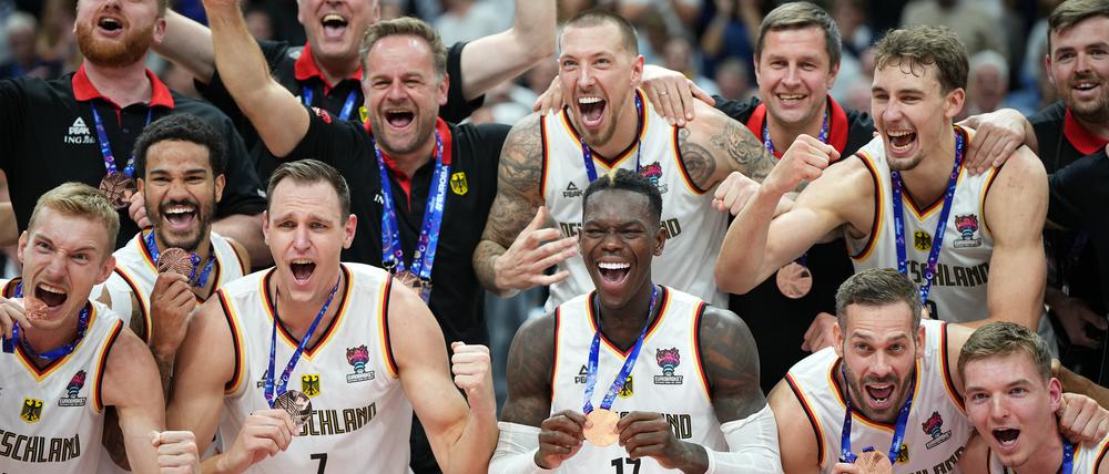 Am Ziel. Die deutschen Basketballer mit ihren Bronzemedaillen.