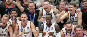 Am Ziel. Die deutschen Basketballer mit ihren Bronzemedaillen. 
