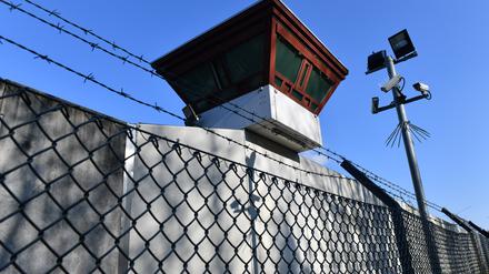 ARCHIV - 08.02.2018, Berlin: Sicherheitsleuchten und Überwachungskameras sind vor einem Gebäude auf dem Gelände der Justizvollzugsanstalt Tegel zu sehen. Der Komplex mit mehreren Gebäuden gehört zu einem der größten Gefängnisse Deutschlands. (zu dpa: «Justizsenatorin: Sanierung von Gefängnis Tegel gesichert») Foto: Paul Zinken/dpa +++ dpa-Bildfunk +++