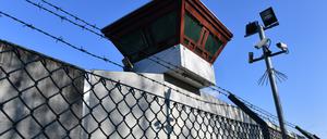 Sicherheitsleuchten und Überwachungskameras sind vor einem Gebäude auf dem Gelände der Justizvollzugsanstalt Tegel zu sehen. 