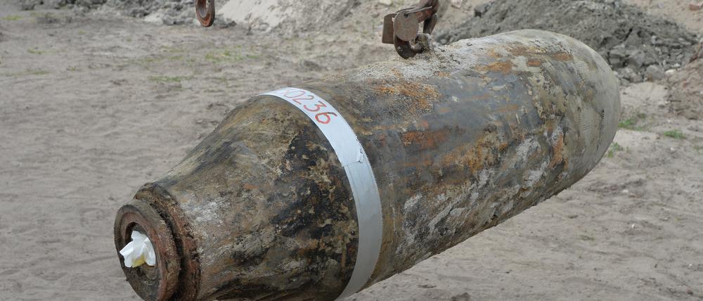 Eine entschärfte 250 Kilogramm Bombe hängt am Kranhaken.